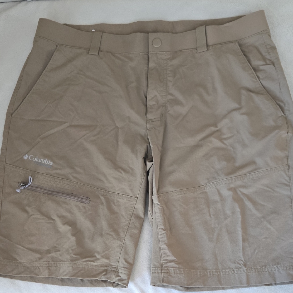 Columbia Men's Khaki Cargo Shorts